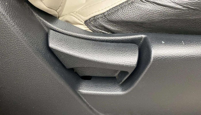 2019 Mahindra XUV300 W6 1.2 PETROL, Petrol, Manual, 71,057 km, Driver Side Adjustment Panel