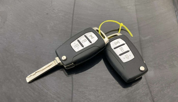 2019 Mahindra XUV300 W6 1.2 PETROL, Petrol, Manual, 71,057 km, Key Close Up