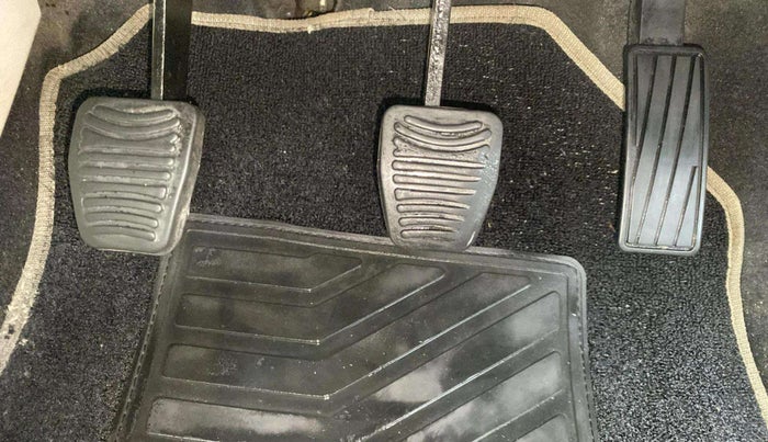 2019 Mahindra XUV300 W6 1.2 PETROL, Petrol, Manual, 71,057 km, Pedals