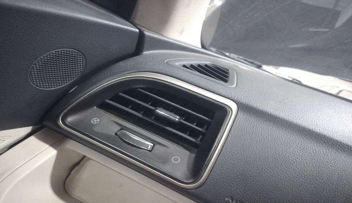 2019 Mahindra XUV300 W6 1.2 PETROL, Petrol, Manual, 71,057 km, AC Unit - Front vent has minor damage