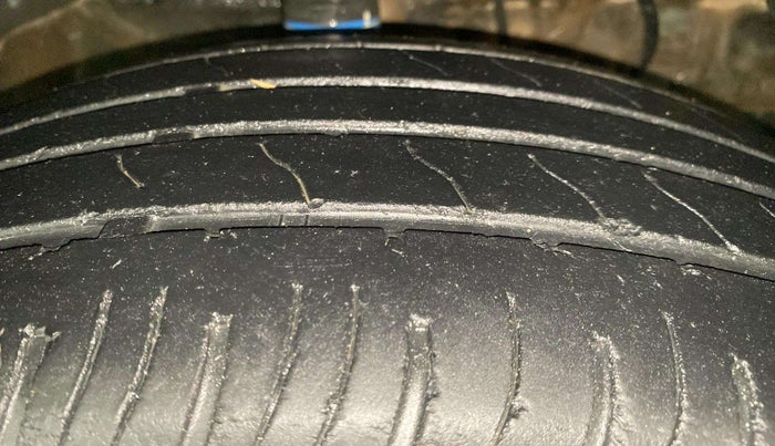 2019 Mahindra XUV300 W6 1.2 PETROL, Petrol, Manual, 71,057 km, Right Front Tyre Tread