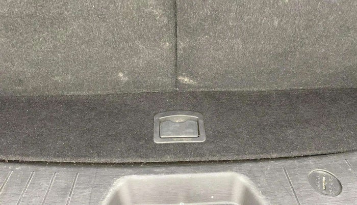 2020 Mahindra XUV500 W7, Diesel, Manual, 49,355 km, Boot Inside