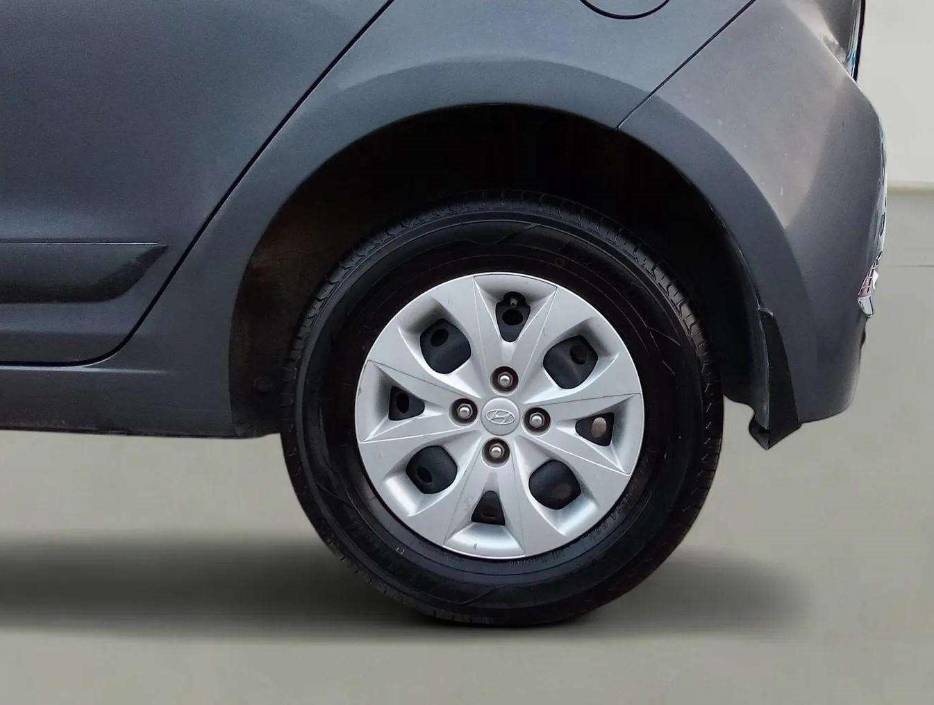 2016 Hyundai Elite i20 SPORTZ 1.2, Petrol, Manual, 40,873 km, Left Rear Wheel