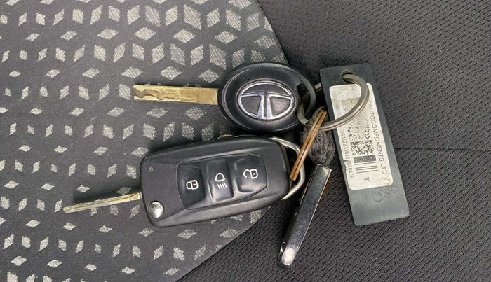 2019 Tata NEXON XM PETROL, Petrol, Manual, 25,368 km, Key Close Up
