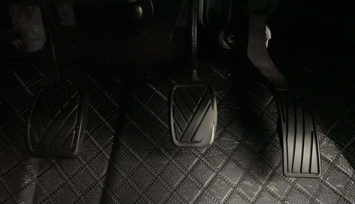 2016 Maruti Swift LXI (O), Petrol, Manual, 75,818 km, Pedals