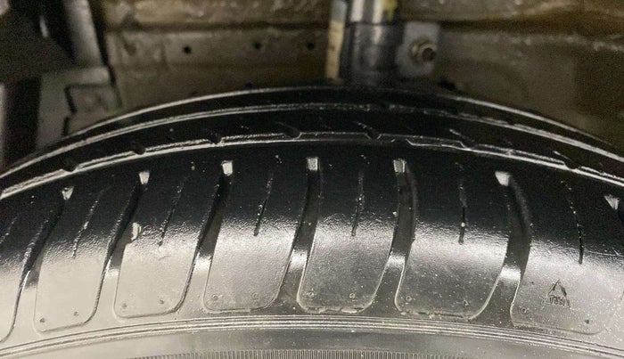 2016 Maruti Swift LXI (O), Petrol, Manual, 75,818 km, Left Front Tyre Tread