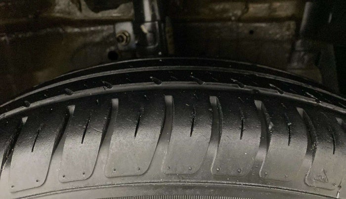 2016 Maruti Swift LXI (O), Petrol, Manual, 75,818 km, Right Front Tyre Tread