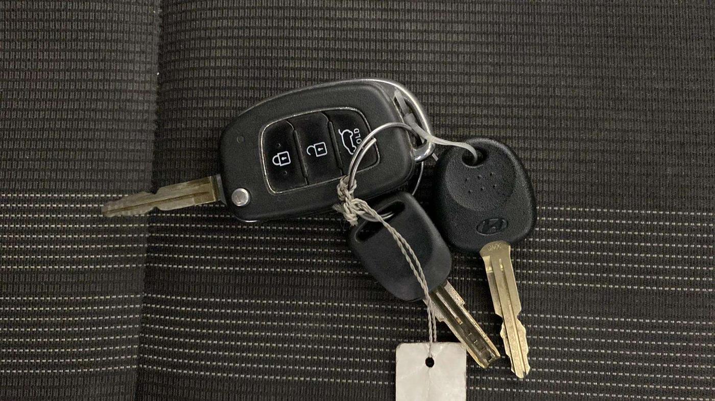 2019 Hyundai VENUE S 1.0 TURBO DCT, Petrol, Automatic, 123 km, Key Close Up