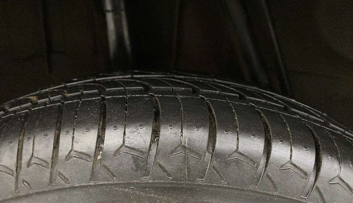 2016 Renault Kwid RXT 0.8, Petrol, Manual, 28,706 km, Right Rear Tyre Tread