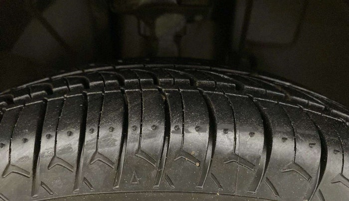 2016 Renault Kwid RXT 0.8, Petrol, Manual, 28,706 km, Right Front Tyre Tread