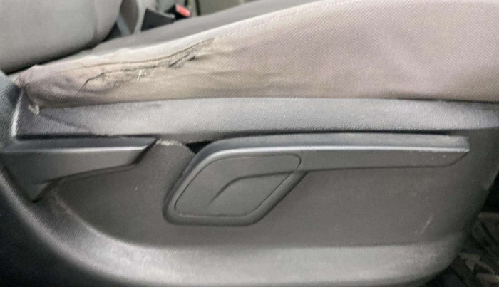 2016 Mahindra Kuv100 K6 PLUS 6 STR, Petrol, Manual, 69,103 km, Driver Side Adjustment Panel