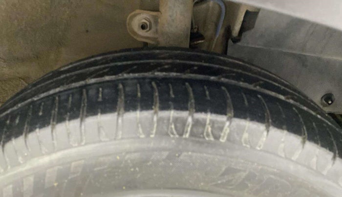2016 Mahindra Kuv100 K6 PLUS 6 STR, Petrol, Manual, 69,103 km, Right Front Tyre Tread