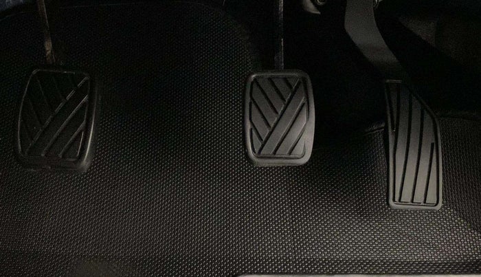 2017 Maruti Swift VXI, Petrol, Manual, 68,300 km, Pedals