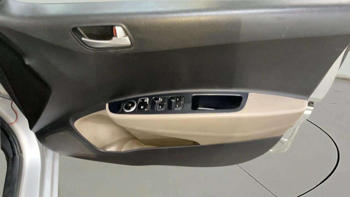 2016 Hyundai Grand i10 SPORTZ 1.1 CRDI, Diesel, Manual, 96,320 km, Driver Side Door Panels Control