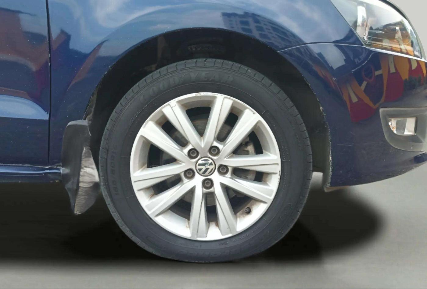 2013 Volkswagen Polo HIGHLINE1.2L, Petrol, Manual, 52,905 km, Right Front Wheel
