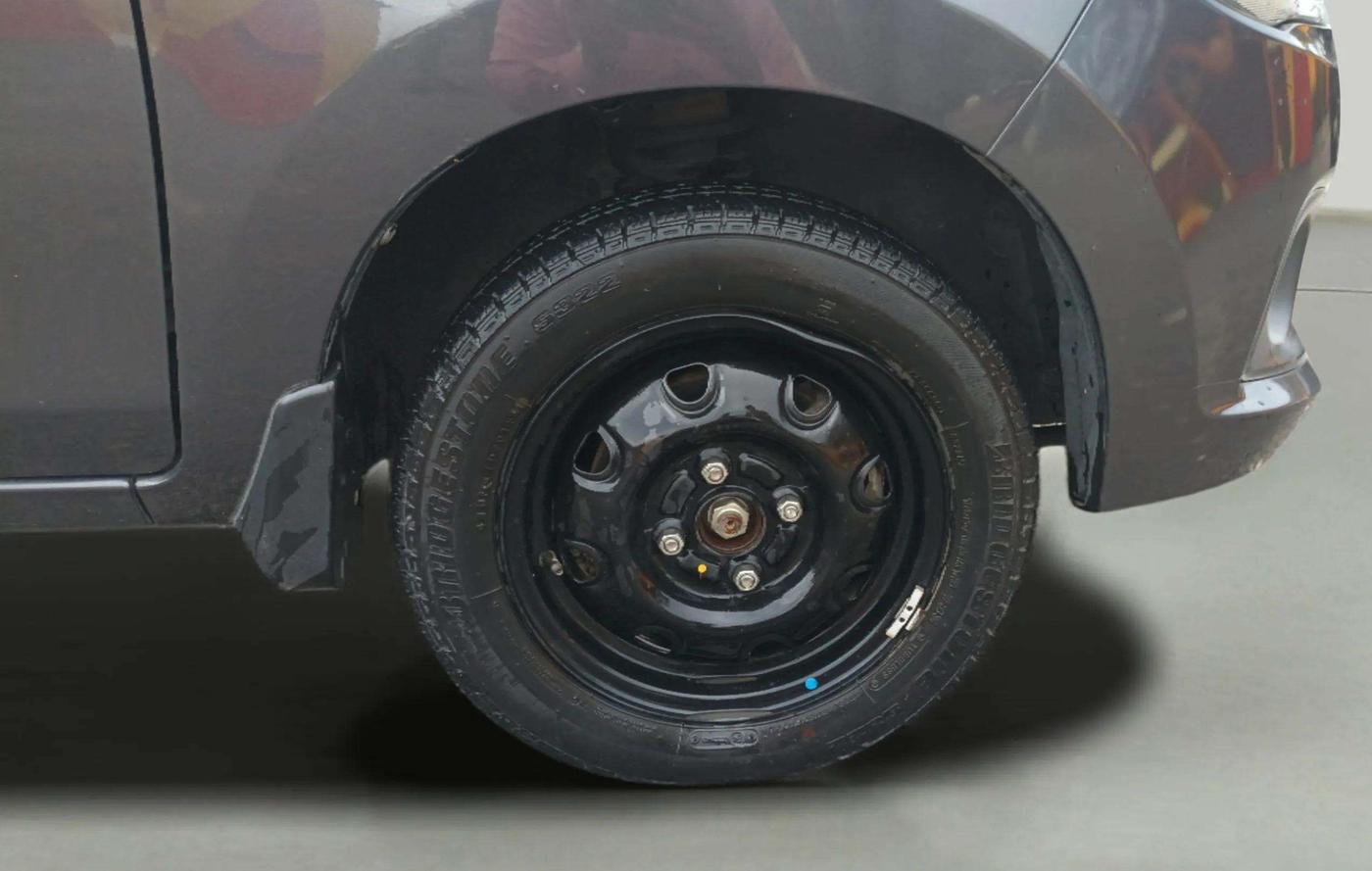 2015 Maruti Alto K10 VXI, Petrol, Manual, 34,237 km, Right Front Wheel