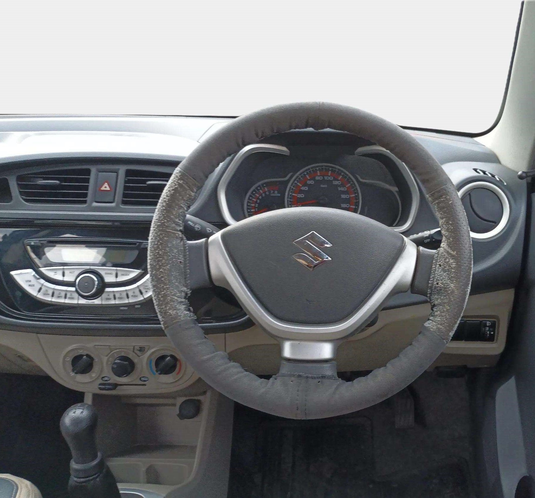 Steering-wheel-close-up-29