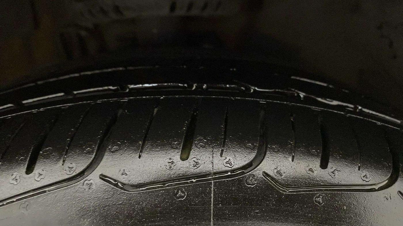 2020 Volkswagen Polo HIGHLINE PLUS 1.0L TSI, Petrol, Manual, 66,668 km, Right Front Tyre Tread
