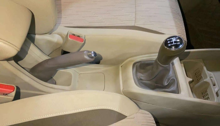 2020 Maruti Ertiga ZXI SHVS, Petrol, Manual, 74,250 km, Gear lever - Knob cover torn