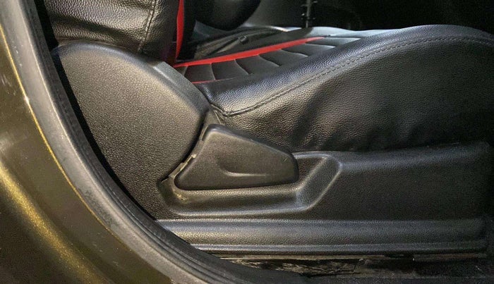 2022 Renault Kwid RXT 1.0 (O), Petrol, Manual, 52,133 km, Driver Side Adjustment Panel