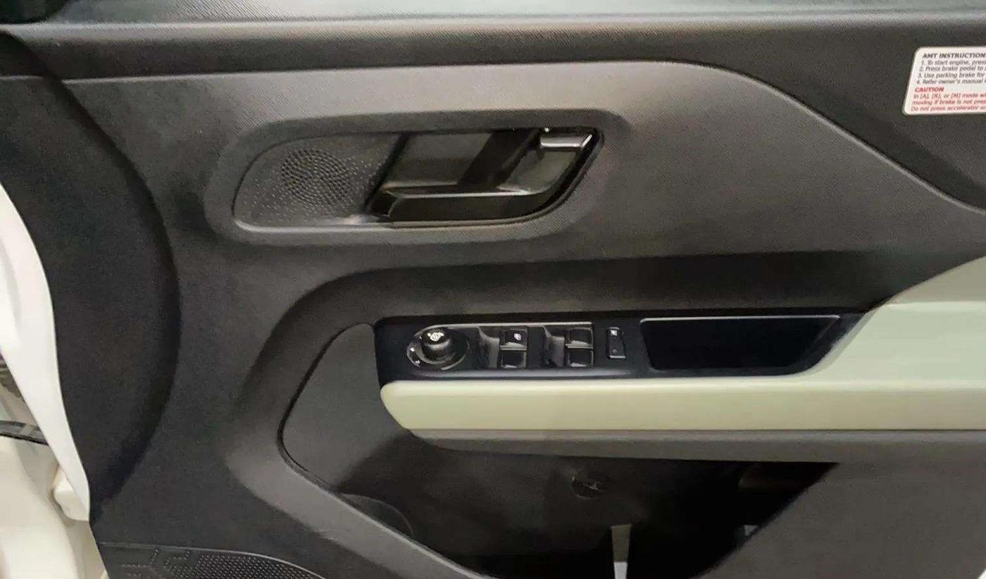 2022 Tata PUNCH ADVENTURE AMT, Petrol, Automatic, 24,836 km, Driver Side Door Panels Control