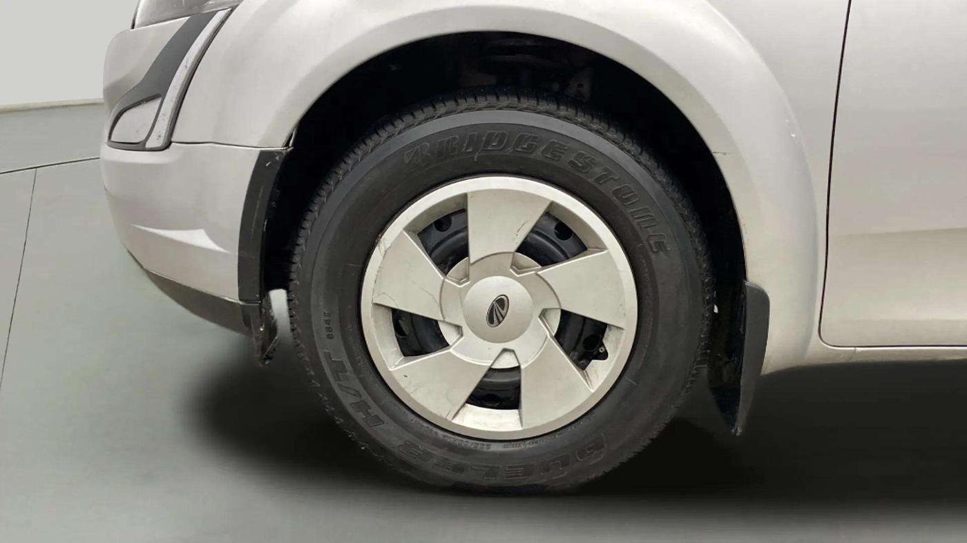 2020 Mahindra XUV500 W5, Diesel, Manual, 97,972 km, Left Front Wheel