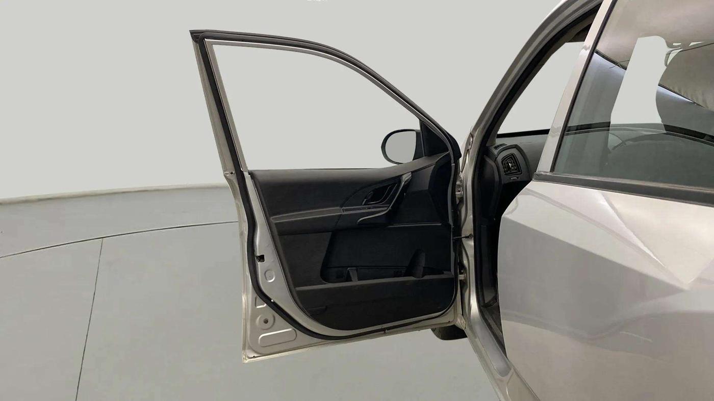 2020 Mahindra XUV500 W5, Diesel, Manual, 97,972 km, LHS Front Door