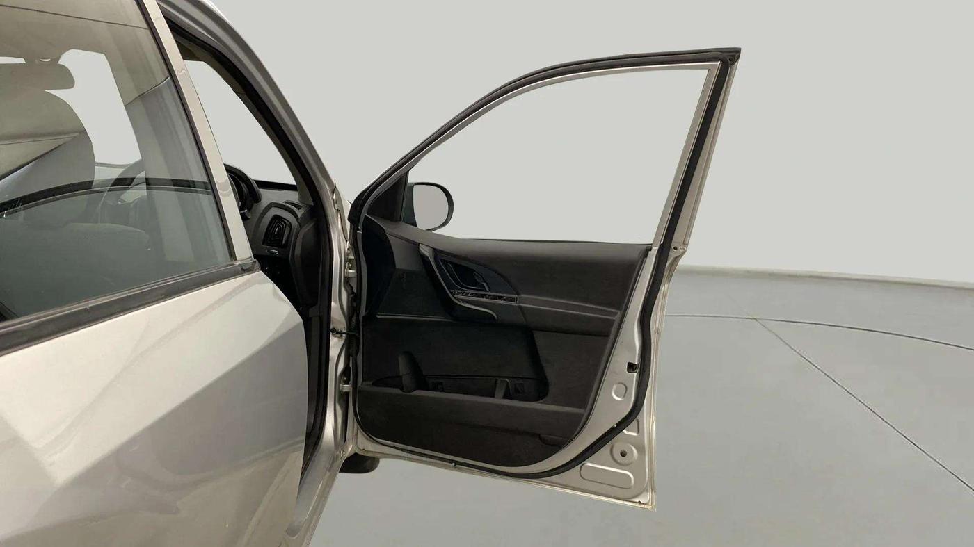 2020 Mahindra XUV500 W5, Diesel, Manual, 97,972 km, RHS Front Door