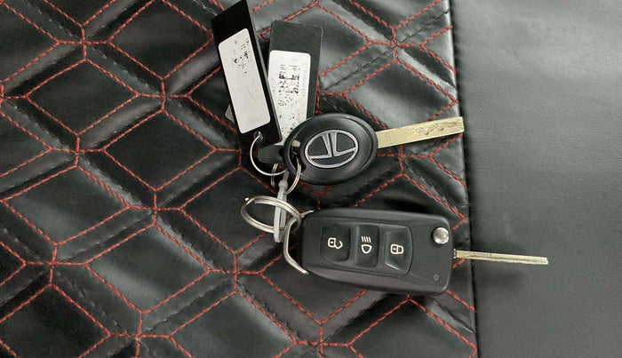 2023 Tata NEXON XM SUNROOF PETROL, Petrol, Manual, 16,382 km, Key Close Up