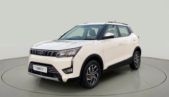 2022 Mahindra XUV300 W8 (O) 1.5 DIESEL, Diesel, Manual, 45,755 km, Left Front Diagonal
