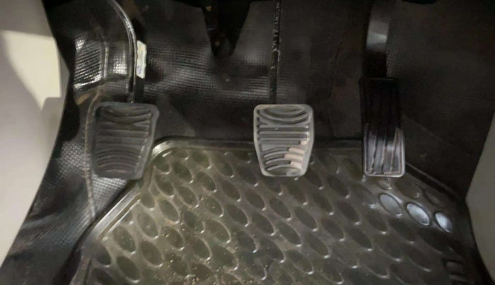 2022 Mahindra XUV300 W8 (O) 1.5 DIESEL, Diesel, Manual, 45,755 km, Pedals