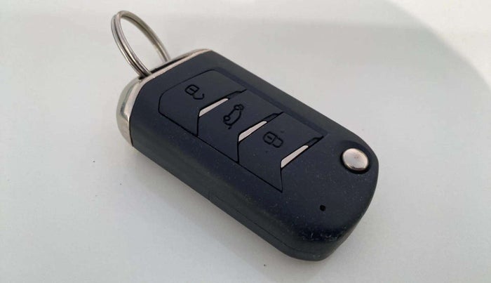 2022 Mahindra XUV300 W8 (O) 1.5 DIESEL, Diesel, Manual, 45,755 km, Key Close Up