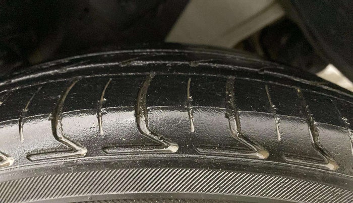 2016 Honda Brio VX AT, Petrol, Automatic, 62,489 km, Right Front Tyre Tread