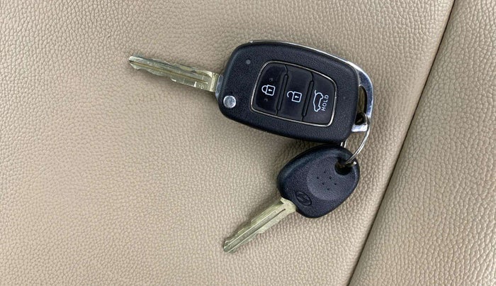 2020 Hyundai VENUE S 1.2, Petrol, Manual, 14,730 km, Key Close Up