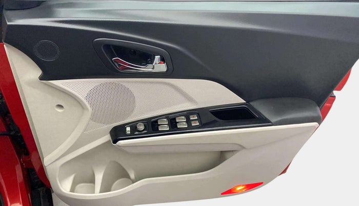 2020 Mahindra XUV300 W8 (O) 1.5 DIESEL AMT, Diesel, Automatic, 91,283 km, Driver Side Door Panels Control