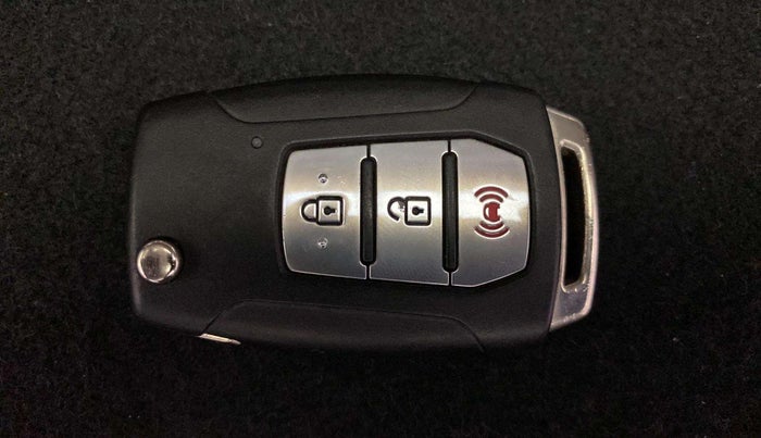 2020 Mahindra XUV300 W8 (O) 1.5 DIESEL AMT, Diesel, Automatic, 91,283 km, Key Close Up
