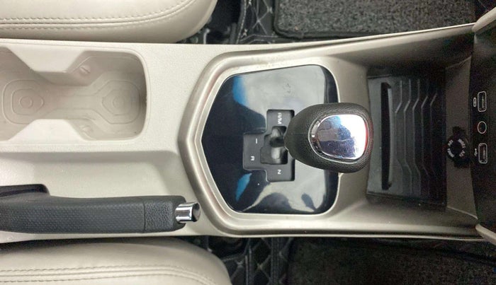 2020 Mahindra XUV300 W8 (O) 1.5 DIESEL AMT, Diesel, Automatic, 91,283 km, Gear Lever