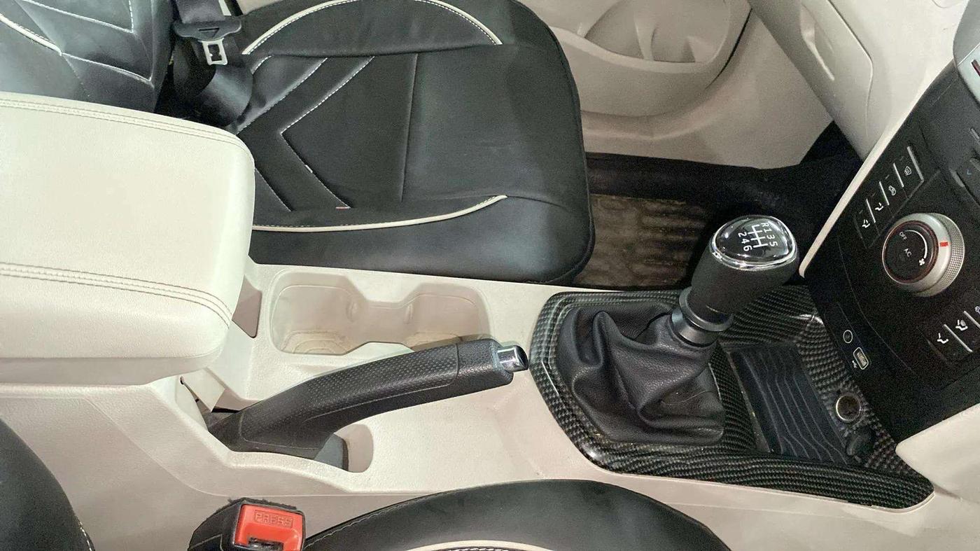 2020 Mahindra XUV300 W6 1.5 Diesel, Diesel, Manual, 67,730 km, Gear Lever