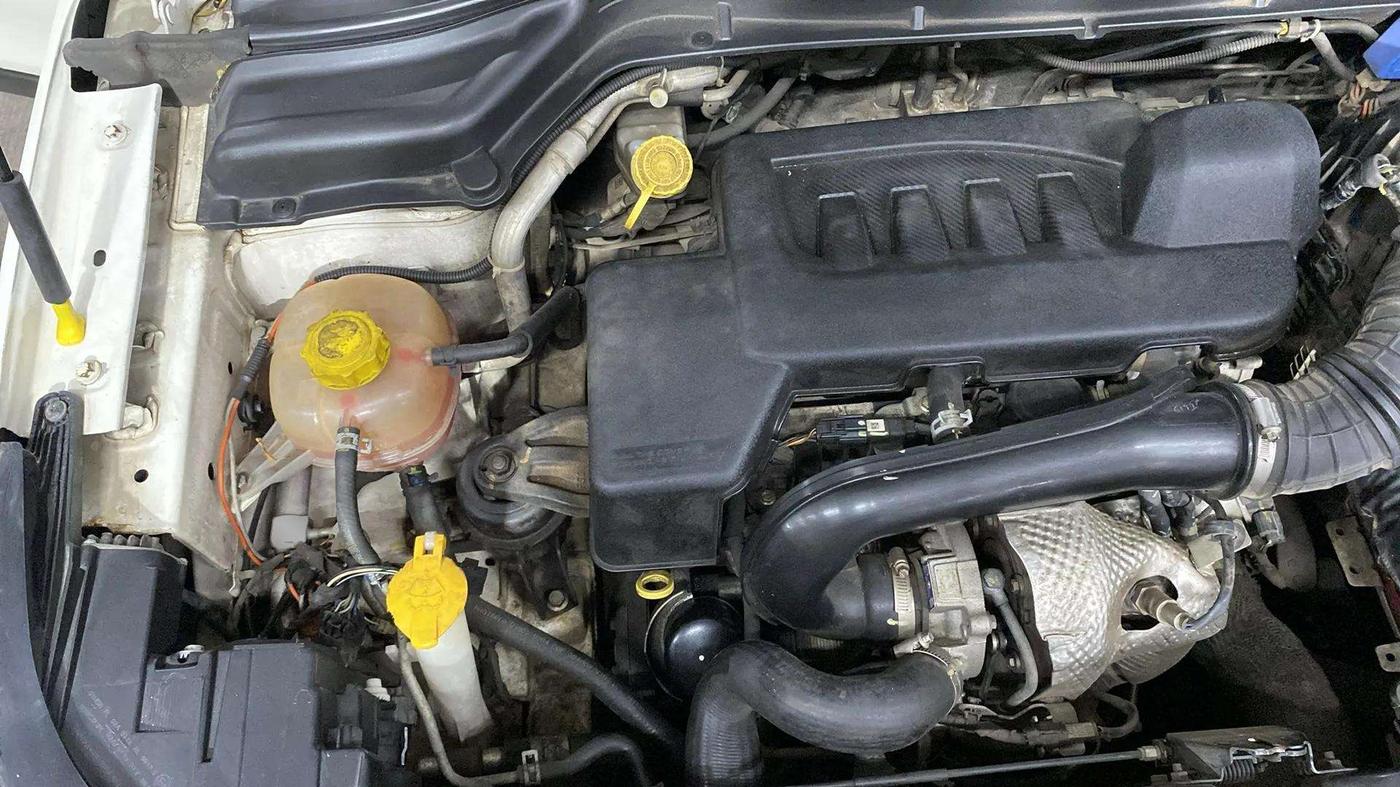 2020 Mahindra XUV300 W6 1.5 Diesel, Diesel, Manual, 67,730 km, Engine View - Right
