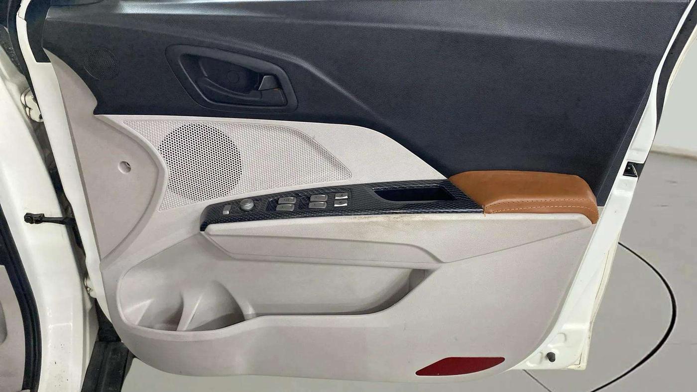 2020 Mahindra XUV300 W6 1.5 Diesel, Diesel, Manual, 67,730 km, Driver Side Door Panels Control