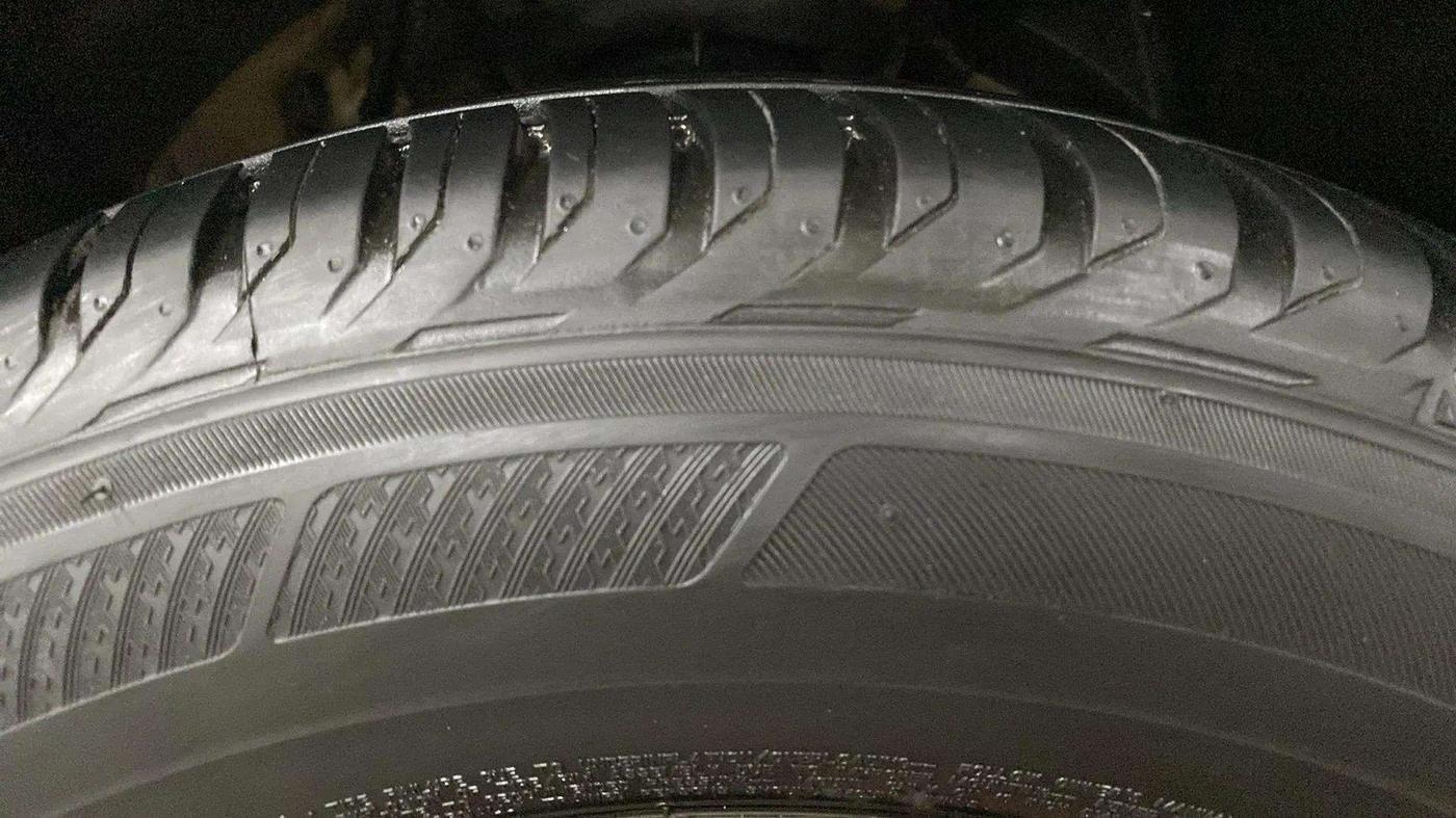 2020 Mahindra XUV300 W6 1.5 Diesel, Diesel, Manual, 67,730 km, Left Front Tyre Tread