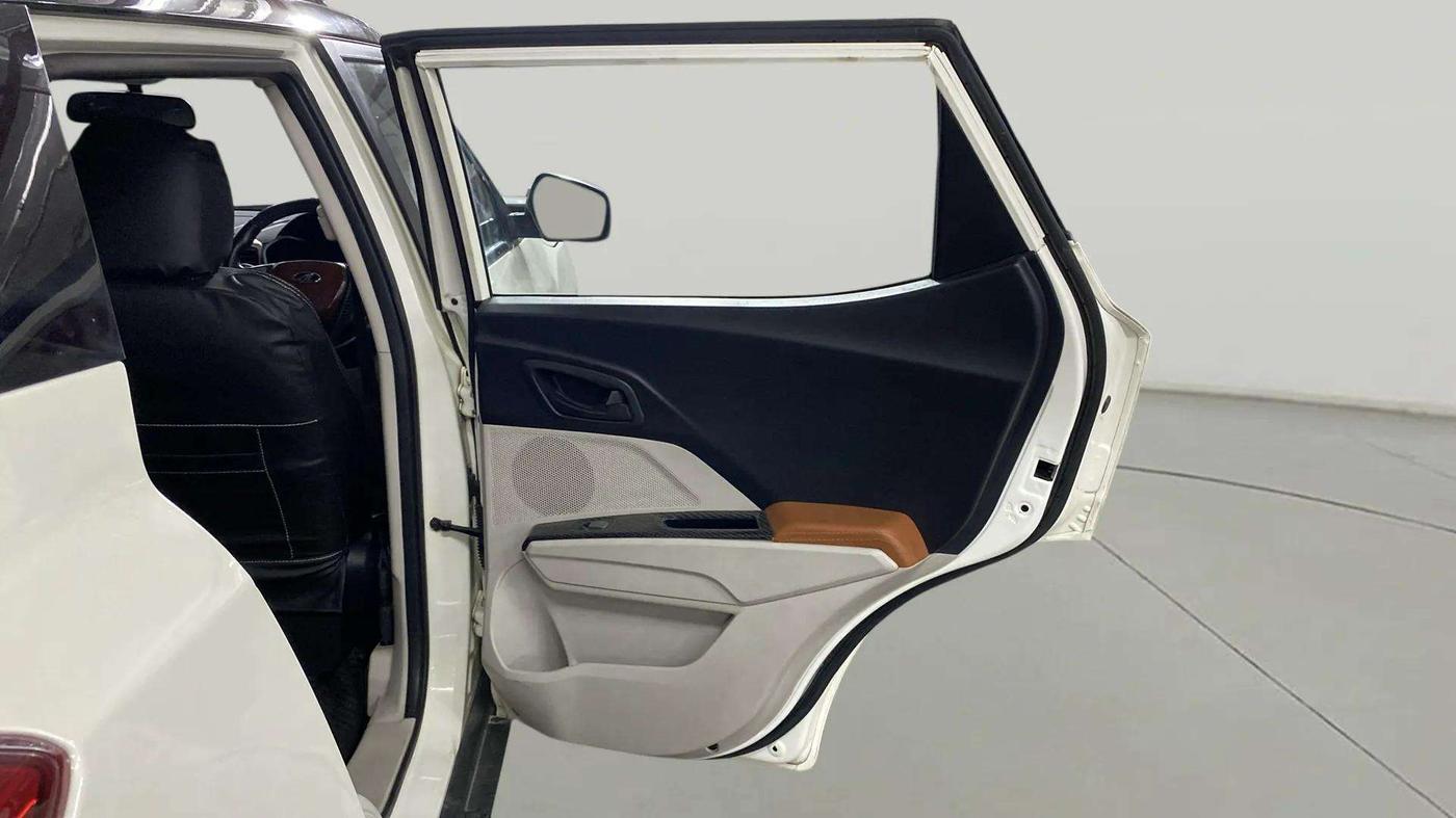 2020 Mahindra XUV300 W6 1.5 Diesel, Diesel, Manual, 67,730 km, RHS Rear Door