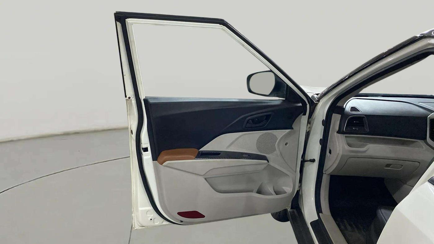 2020 Mahindra XUV300 W6 1.5 Diesel, Diesel, Manual, 67,730 km, LHS Front Door