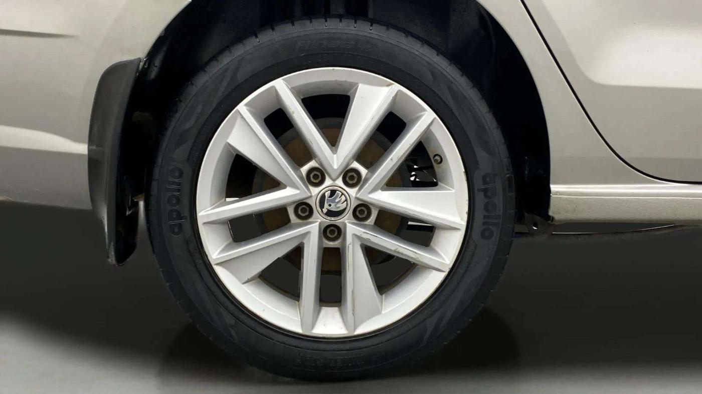 2018 Skoda Rapid STYLE 1.6 MPI, Petrol, Manual, 31,390 km, Right Rear Wheel