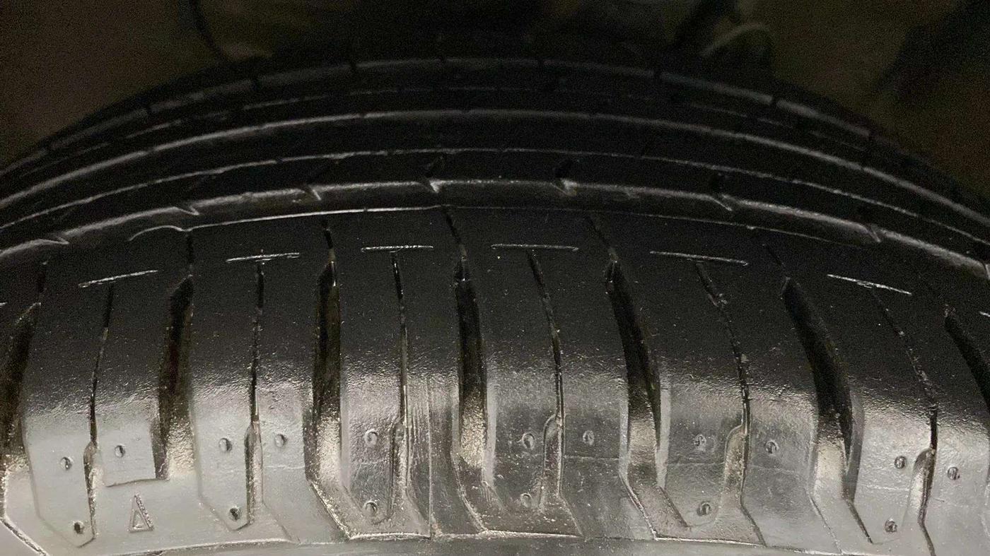 2018 Hyundai Elite i20 ASTA 1.2 (O), Petrol, Manual, 63,187 km, Left Front Tyre Tread