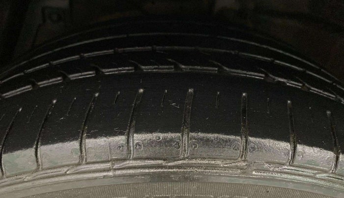 2022 Maruti Ciaz ALPHA 1.5 SHVS PETROL, Petrol, Manual, 61,940 km, Left Front Tyre Tread