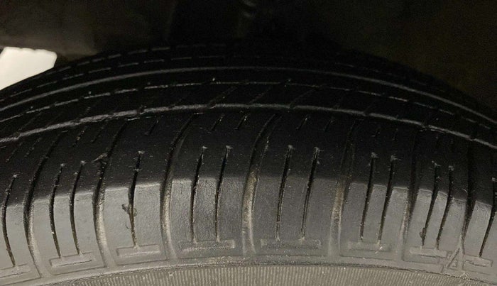 2013 Hyundai i10 SPORTZ 1.2, Petrol, Manual, 33,088 km, Left Front Tyre Tread