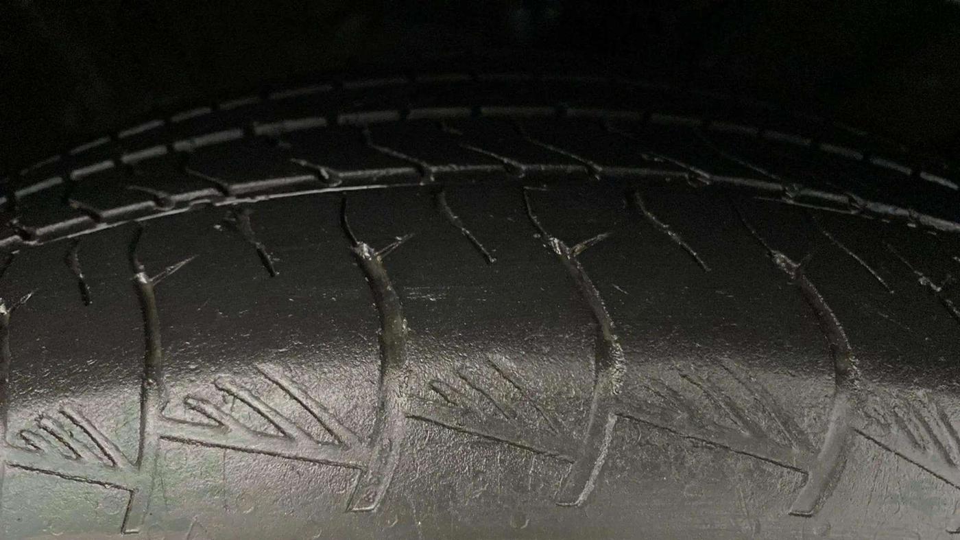 2022 Hyundai ALCAZAR 2.0 SIGNATURE (O) AT 6STR, Petrol, Automatic, 74,939 km, Right Front Tyre Tread