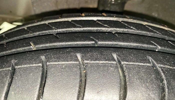 2015 Hyundai Eon D-LITE+, Petrol, Manual, 73,322 km, Left Front Tyre Tread