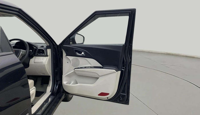 2023 Mahindra XUV300 W8 (O) 1.2 PETROL, Petrol, Manual, 9,432 km, RHS Front Door